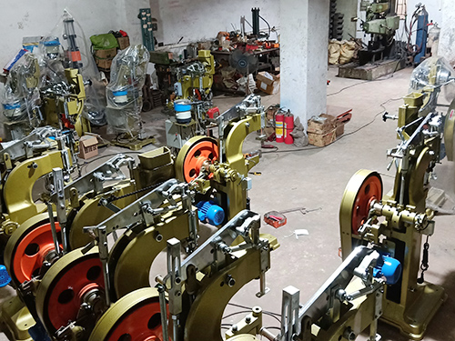 特殊铆钉机车间