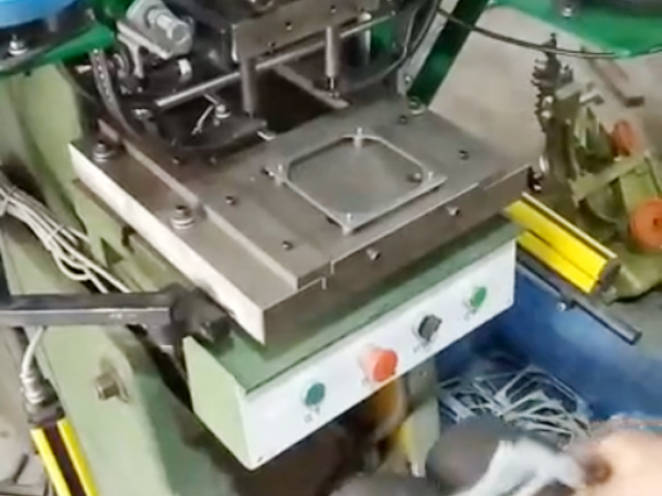 铆钉机工作视频