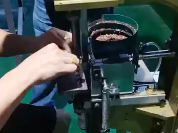 铆钉机工作视频