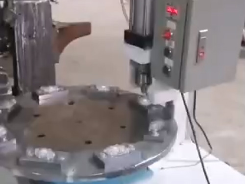 铆钉机工作视频