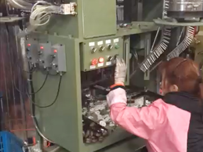 铆钉机工作视频