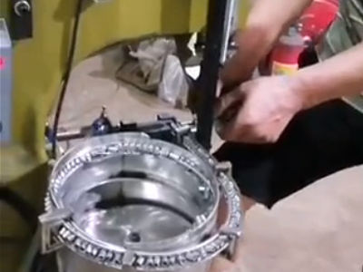 铆钉机工作视频