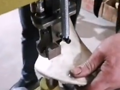 铆钉机工作视频