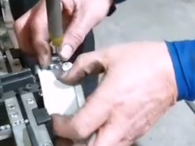 铆钉机工作视频