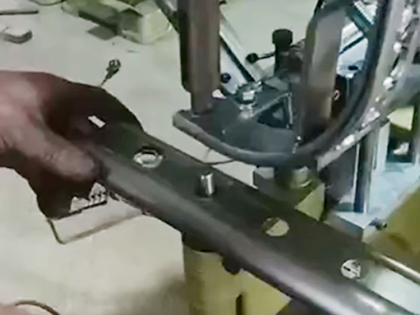 铆钉机工作视频