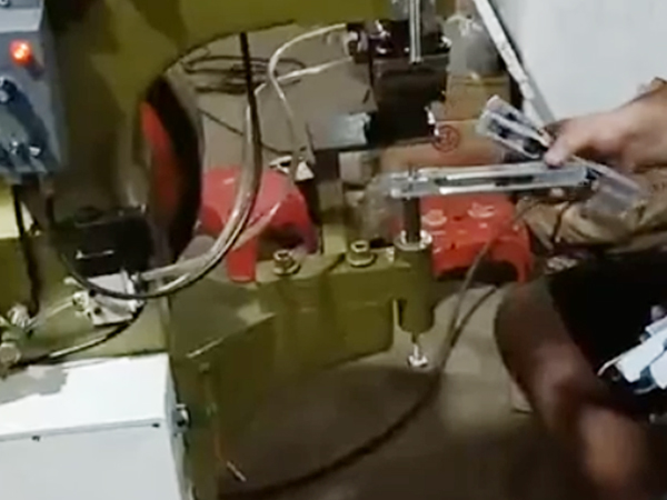 铆钉机工作视频