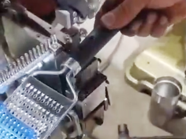 铆钉机工作视频