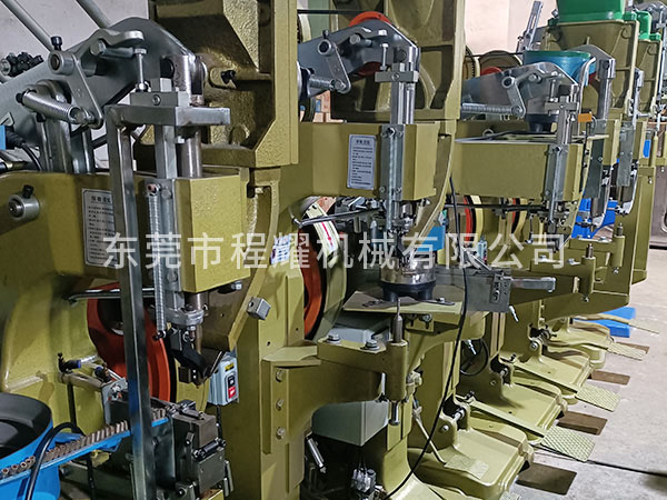 双面撞钉机车间