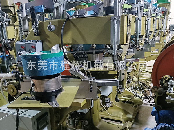 双面撞钉机生产车间
